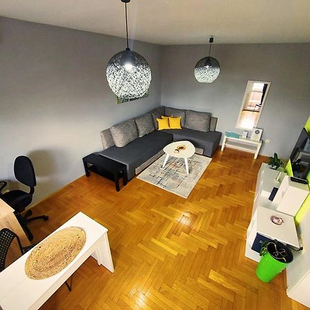 Xo Apartman Sremska Mitrovica Buitenkant foto